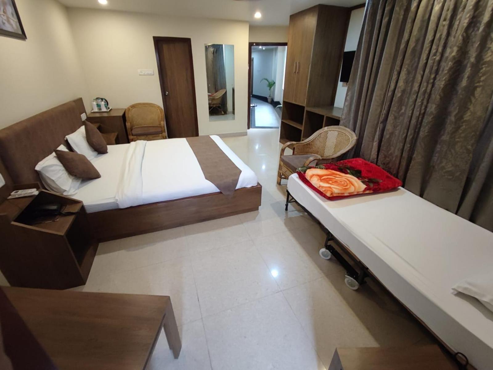 Swagatam Inn, 5 Minutes Walk From Guwahati Railway Station Exteriör bild