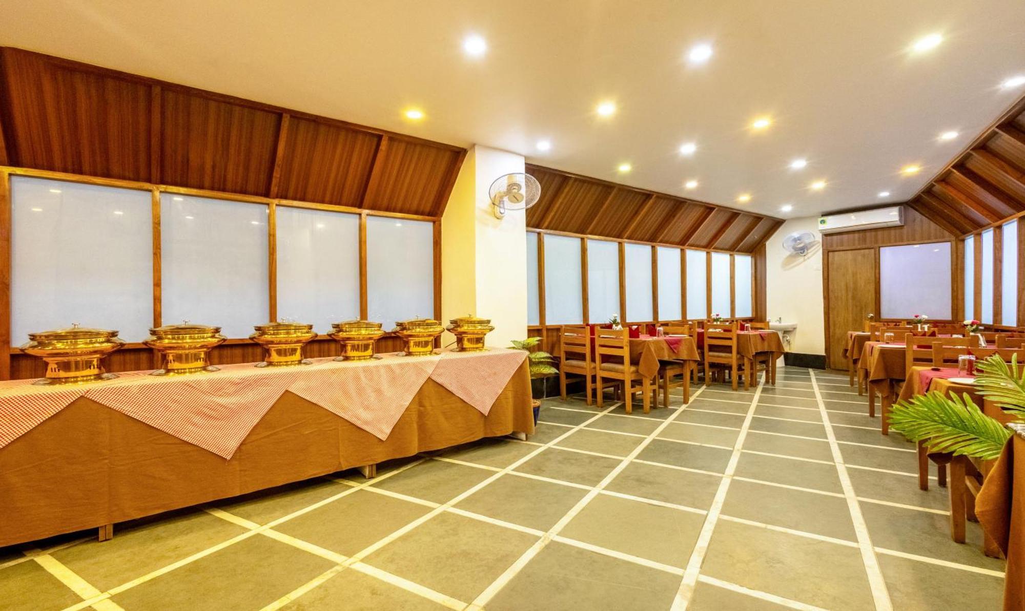Swagatam Inn, 5 Minutes Walk From Guwahati Railway Station Exteriör bild